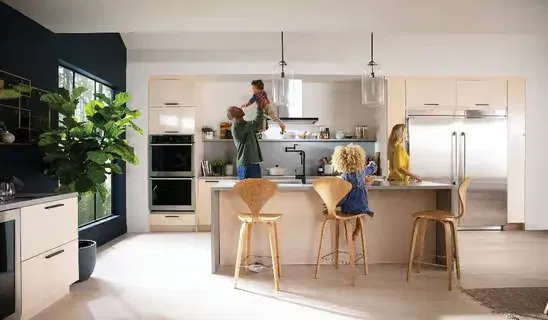 Familia en cocina con electrodomésticos Frigidaire